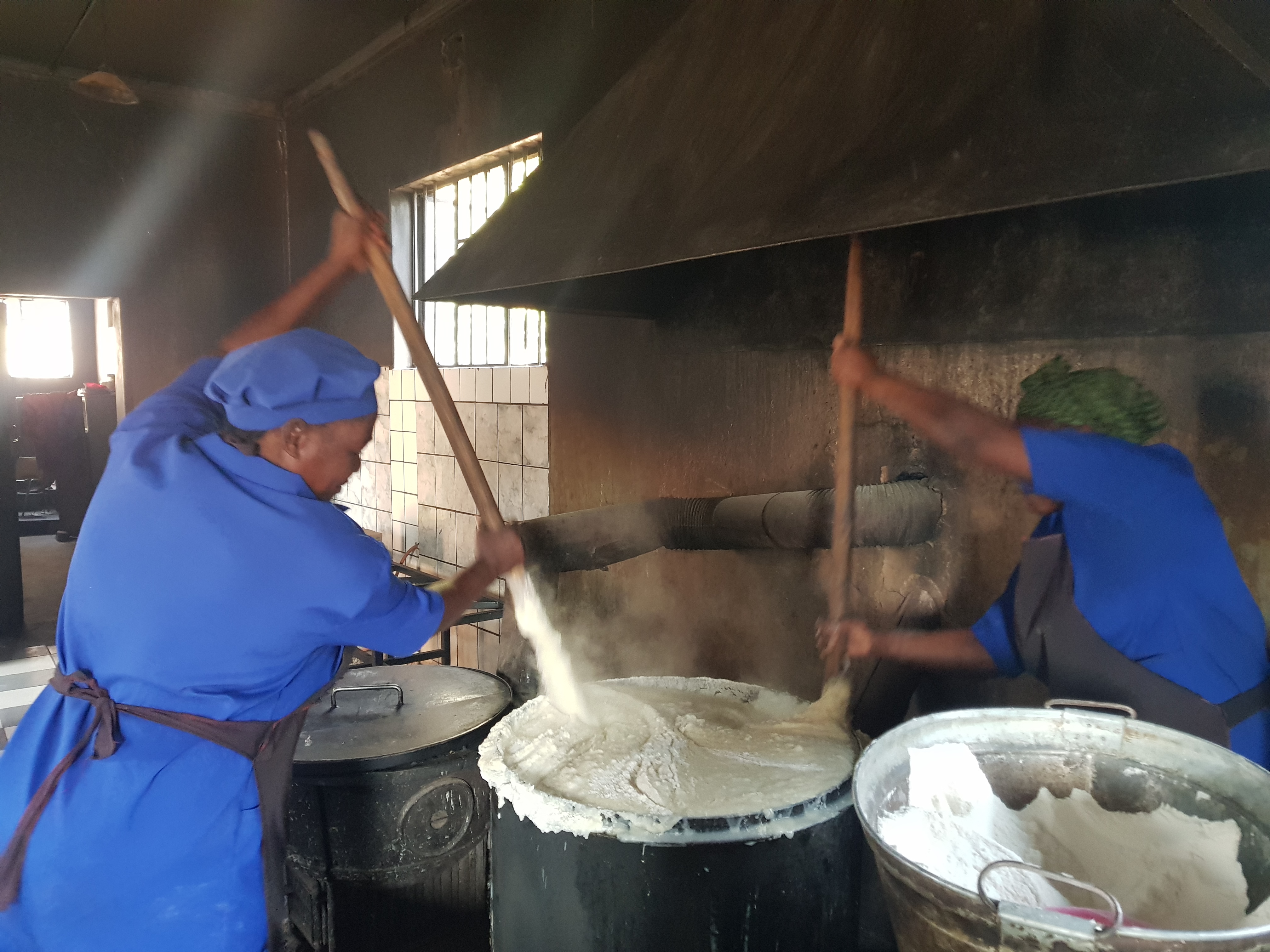 Zubereitung von Pap in Namibia