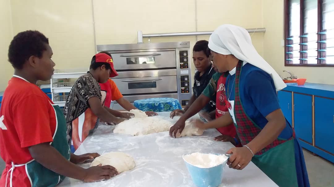 Sr. Adolfa mit Frauen in der Bäckerei