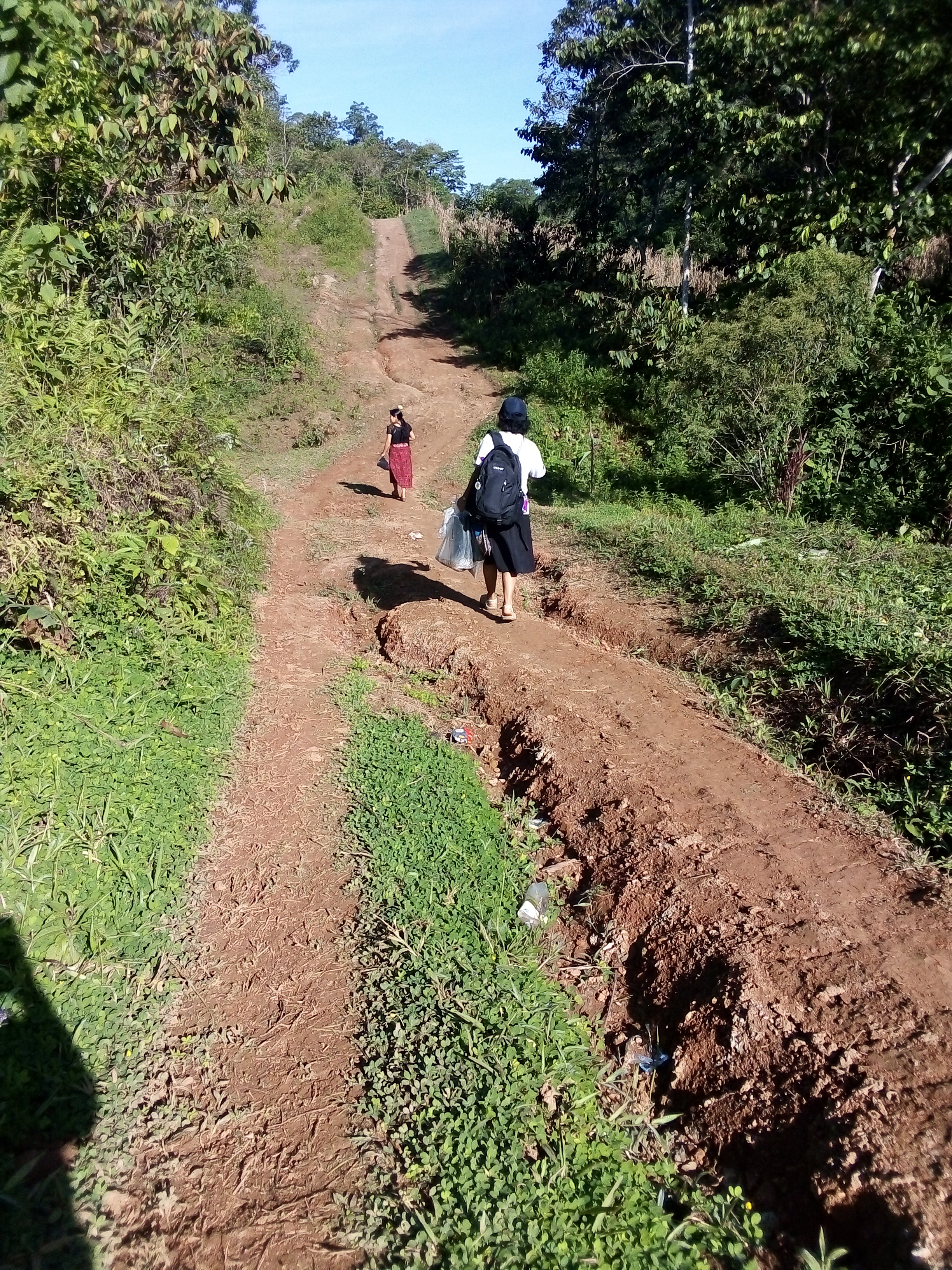 Sr. Patty auf dem Weg in ein Dorf in Guatemala