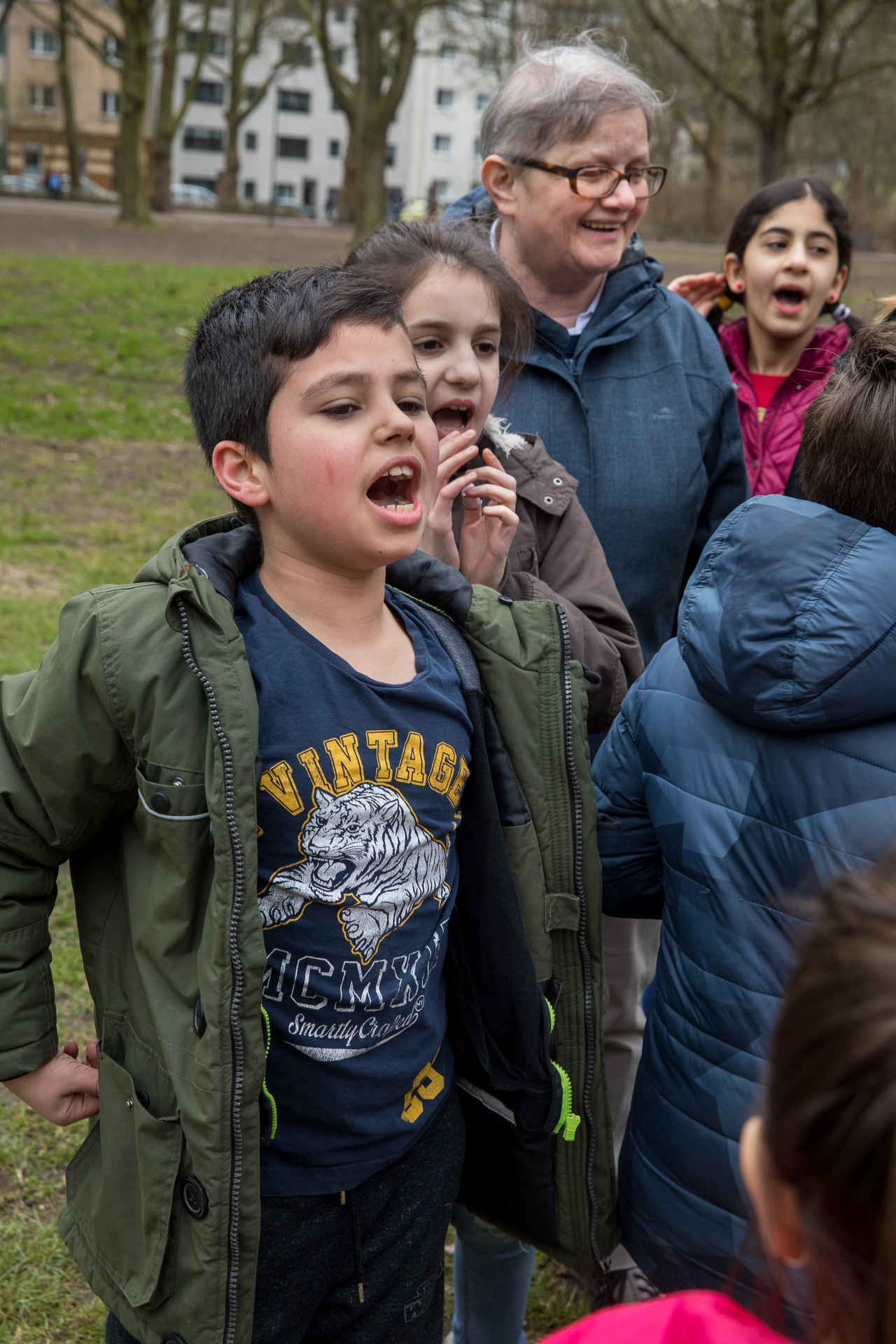 Sr. Martina mit Kindern in Duisburg Hochfeld