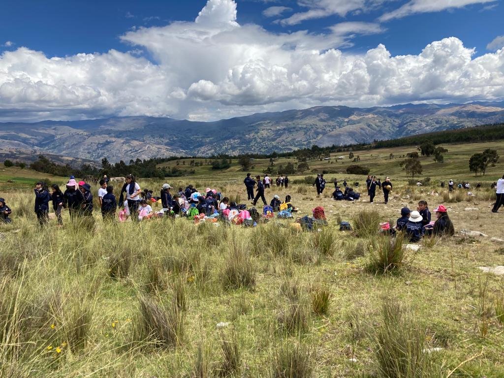 peruanische Schüler*innen in andiner Landschaft