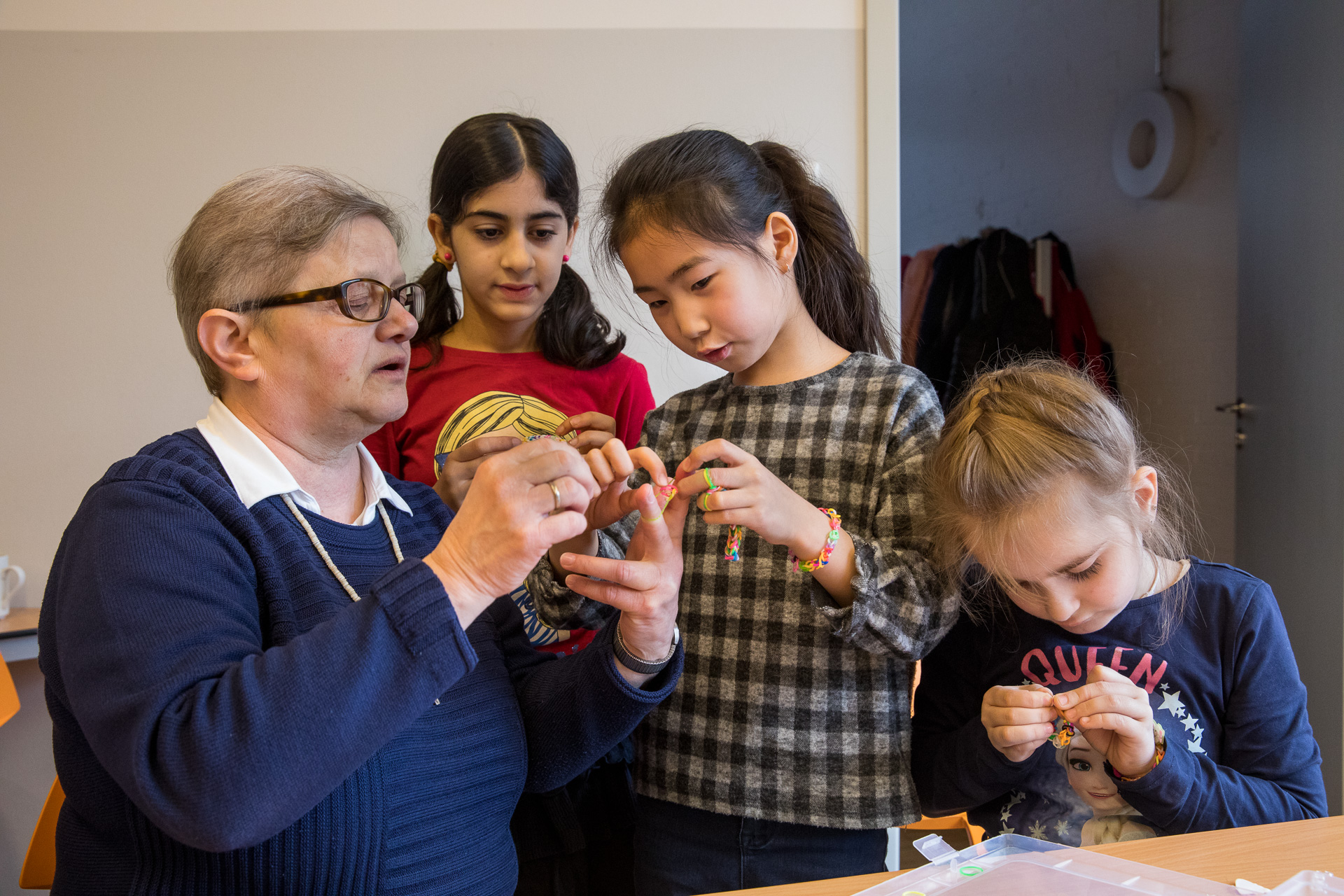 Sr. Martina bastelt mit Kindern