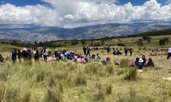 peruanische Schüler*innen in andiner Landschaft