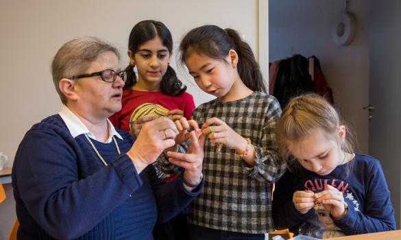 Sr. Martina bastelt mit Kindern